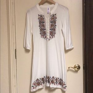 💰⬇️Long sleeve off white dress with floral design